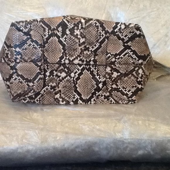 Drawstring Bucket Handbag (Snake Print) - Picture 3 of 4